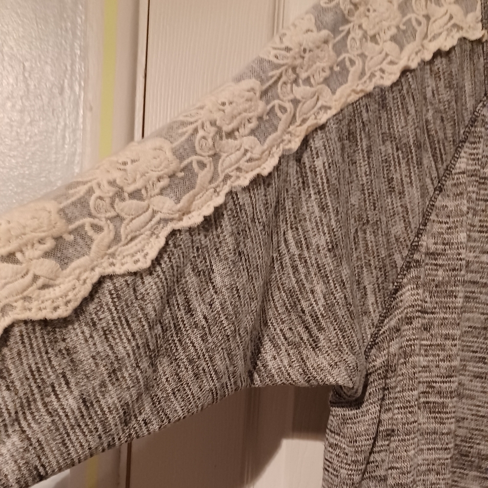 World Unity Pullover with Lace Embroidery - Picture 5 of 9
